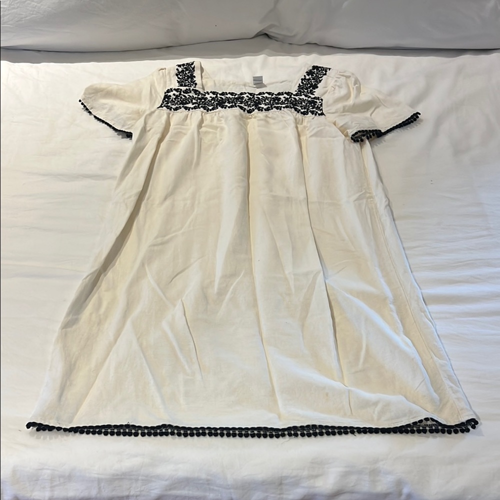 M Old Navy Cream Dress with Black Embroidered Accents